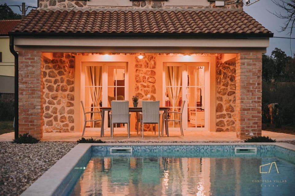 Garden, Seating area, Swimming pool