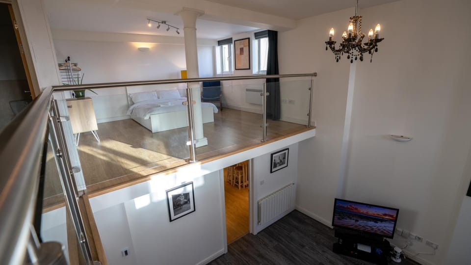 Stunning Mezzanine Apartment Near City Centre Apartment in Cardiff