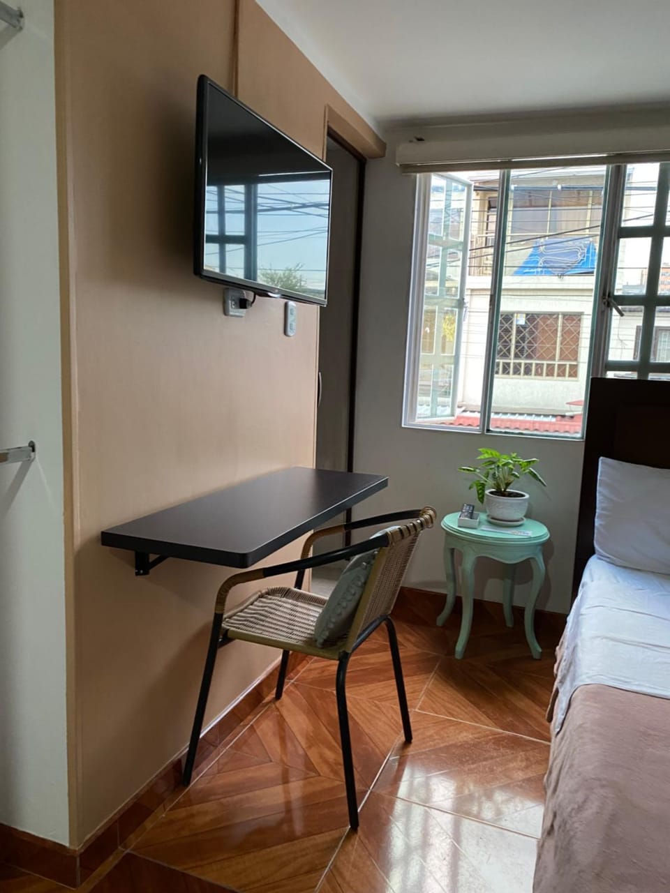 TV and multimedia, Photo of the whole room, Bedroom, Quiet street view