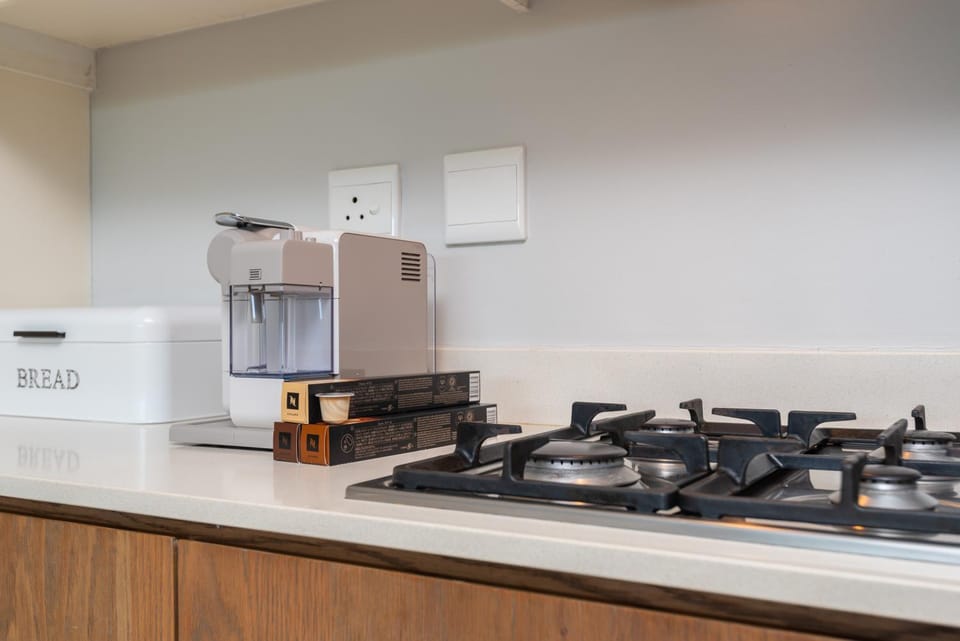 Coffee/tea facilities, Kitchen or kitchenette, stove