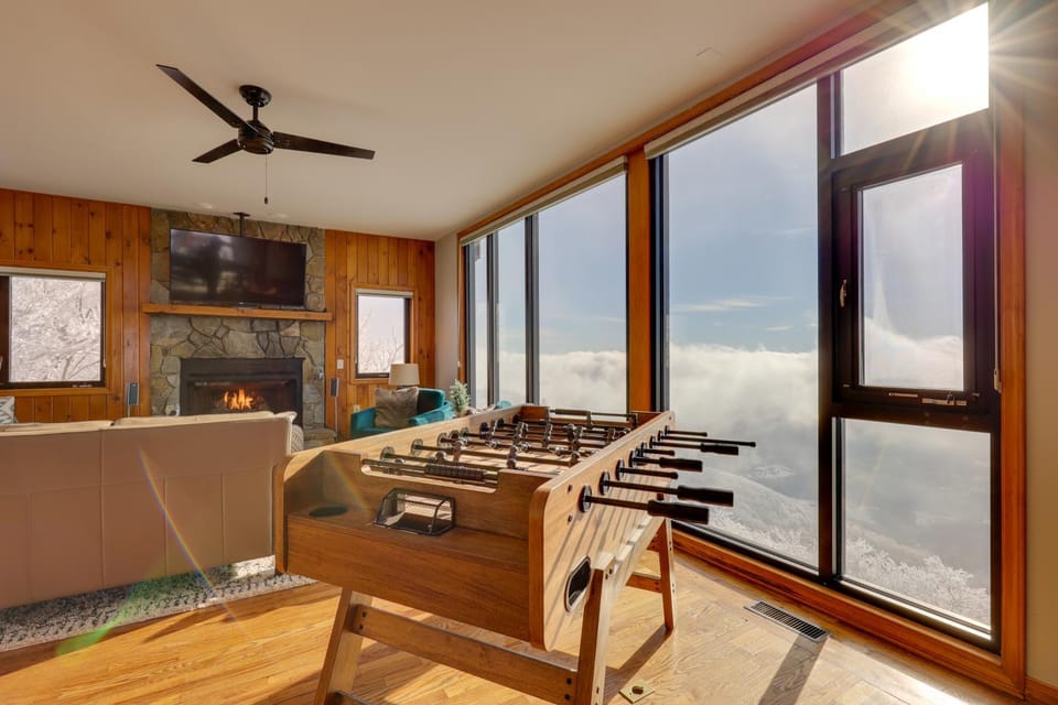 Views & Hot Tub! Beech Mtn 'Sky Barn Retreat' House in Beech Mountain