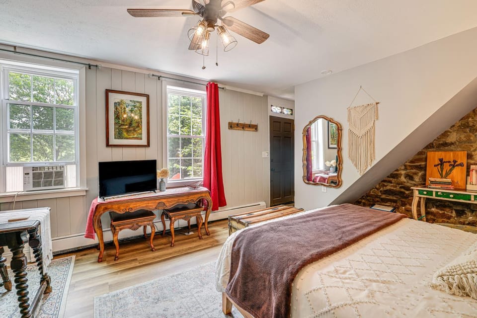 Charming Getaway < 1 Mi to Downtown Lambertville! Apartment in Lambertville