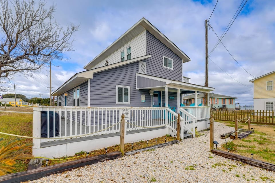 Walkable & Renovated! Salter Path Retreat w/ Deck House in Indian Beach