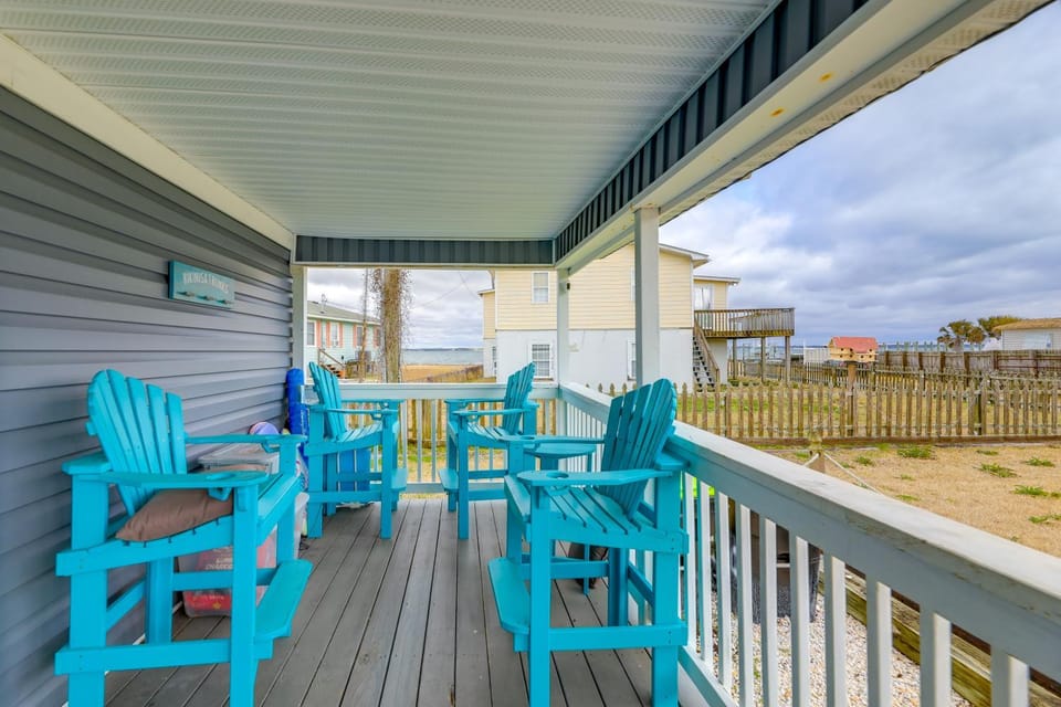 Walkable & Renovated! Salter Path Retreat w/ Deck House in Indian Beach