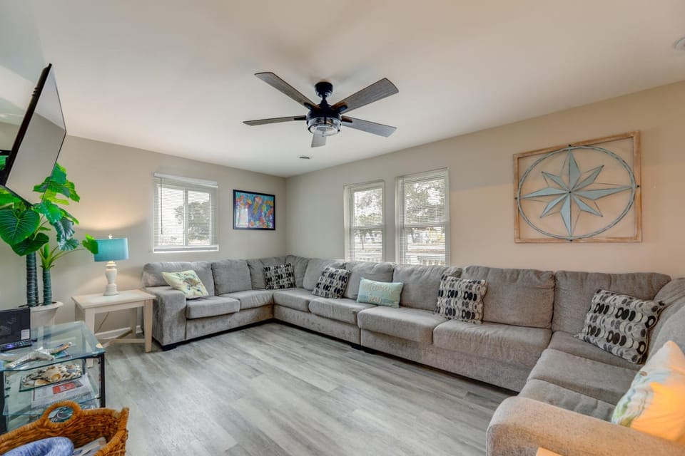 Walkable & Renovated! Salter Path Retreat w/ Deck House in Indian Beach