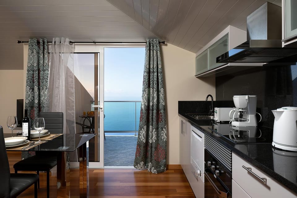 Kitchen or kitchenette, Sea view