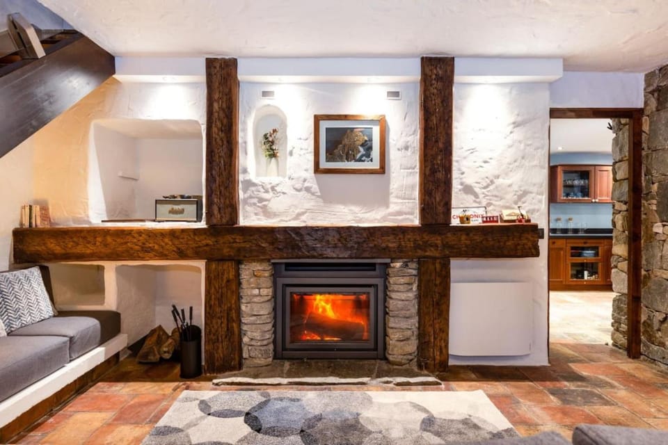 Chalet Les Praz - 280sqm - Sauna Cinema Fitness - 5 Bedrooms in Heart of Les Praz - By Cozee Rentals Chalet in Chamonix
