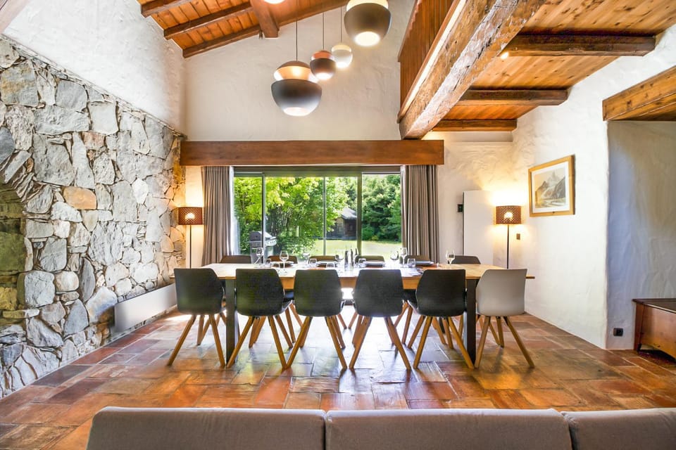 Chalet Les Praz - 280sqm - Sauna Cinema Fitness - 5 Bedrooms in Heart of Les Praz - By Cozee Rentals Chalet in Chamonix