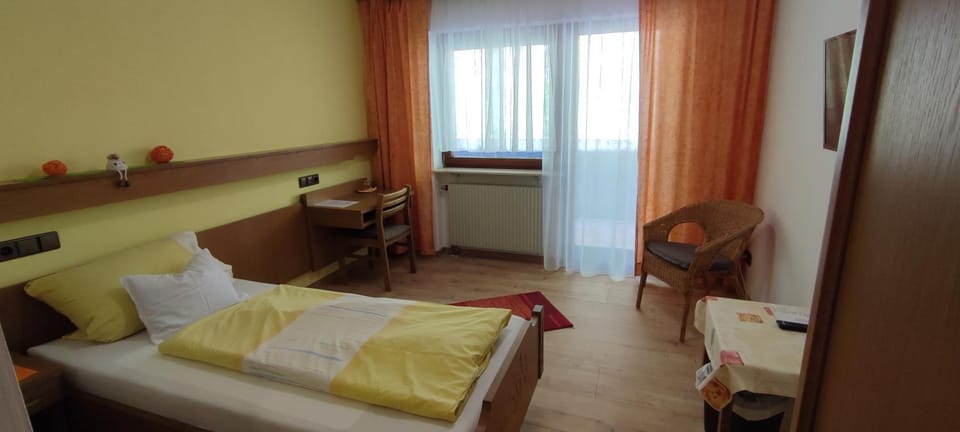 Bed, Photo of the whole room, Seating area, Bedroom, hair dresser