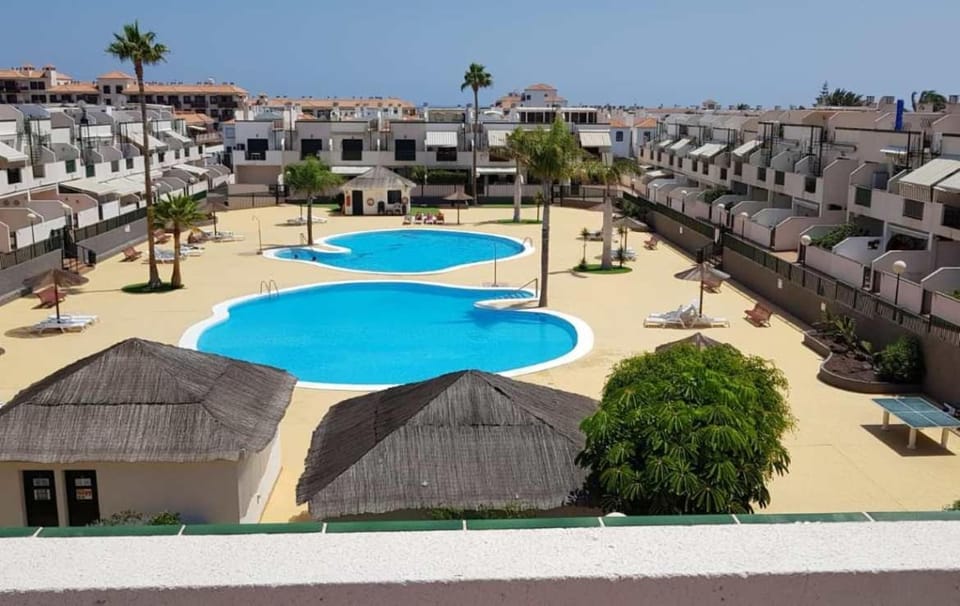 Property building, Day, Pool view, Swimming pool, Swimming pool, Location, sunbed