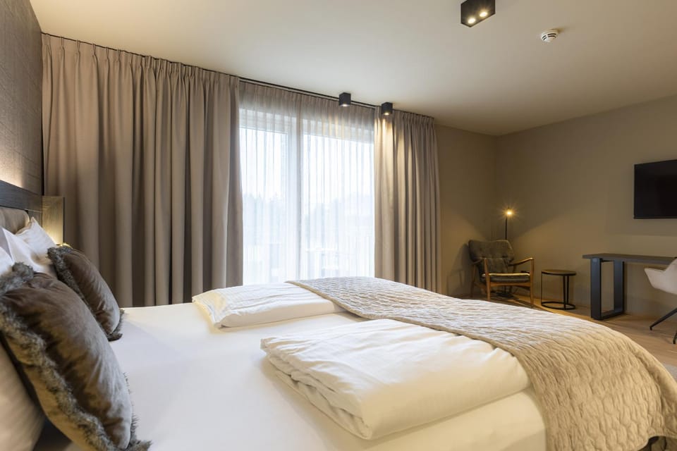 Bed, TV and multimedia, Photo of the whole room, Bedroom