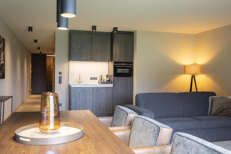 Coffee/tea facilities, Kitchen or kitchenette, Seating area, Dining area