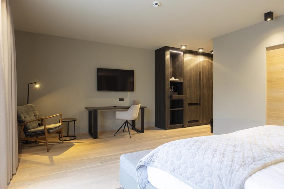 Bed, TV and multimedia, Photo of the whole room, Bedroom, wardrobe