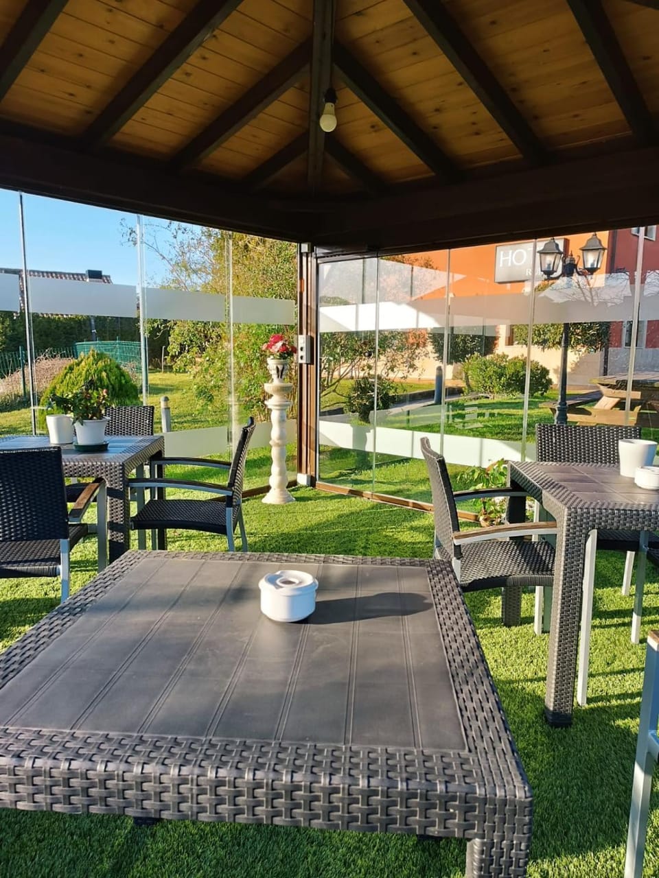 Seating area, Area and facilities