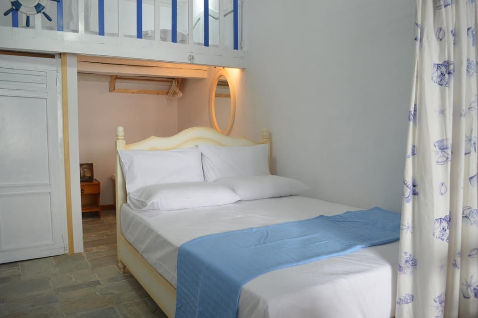 Bed, Photo of the whole room, Bedroom, bunk bed