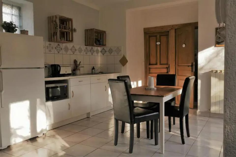 Kitchen or kitchenette, Dining area, stove