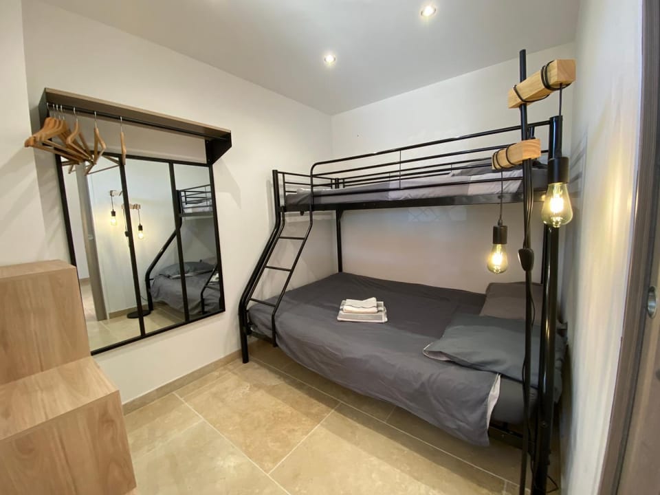 Bedroom, bunk bed