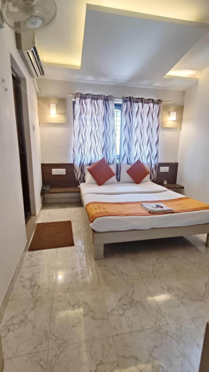 Bed, Living room, Photo of the whole room, Seating area, Bedroom, air conditioner
