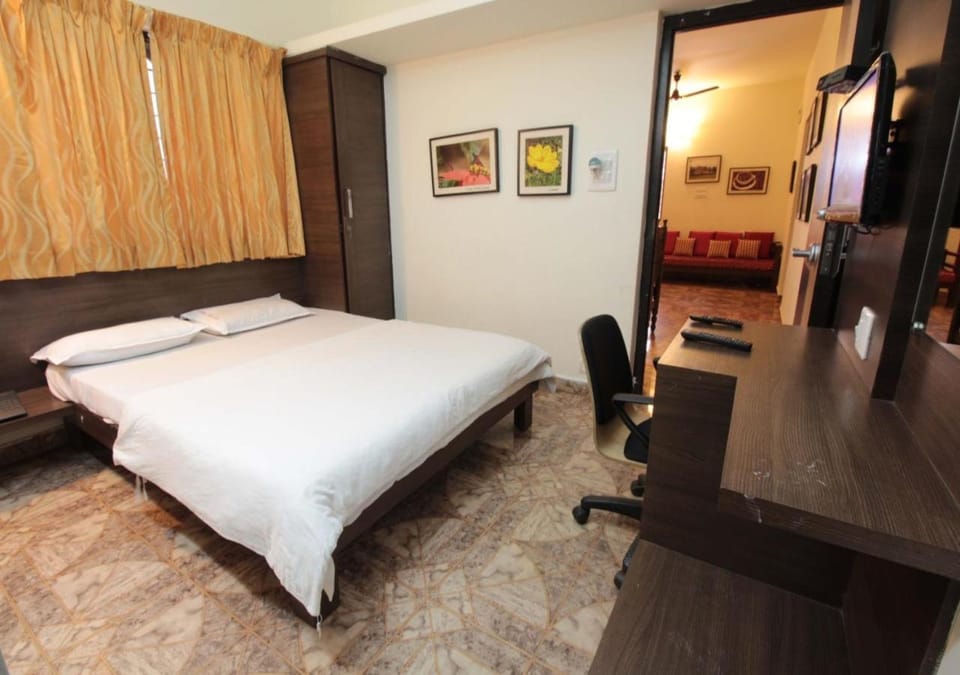Bed, TV and multimedia, Living room, Photo of the whole room, Seating area