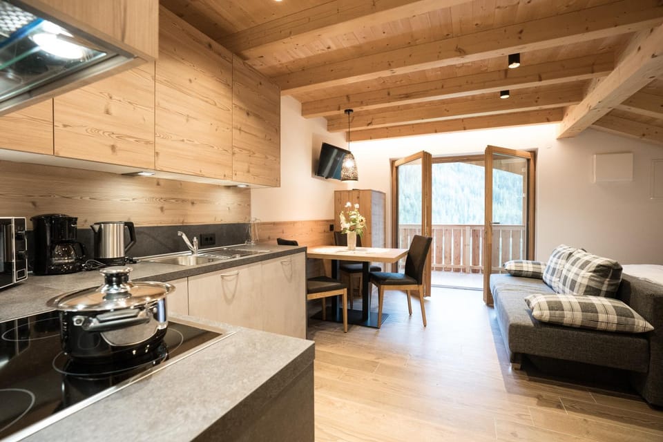 Kitchen or kitchenette, Dining area, Communal kitchen, Landmark view