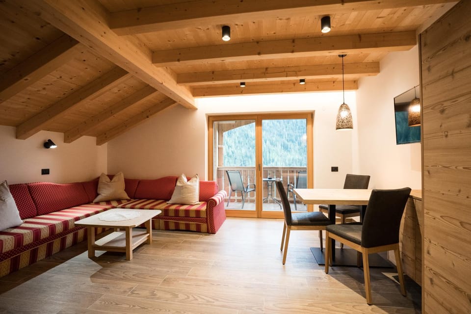 Kitchen or kitchenette, Living room, Photo of the whole room, Seating area, Dining area, Breakfast, Family