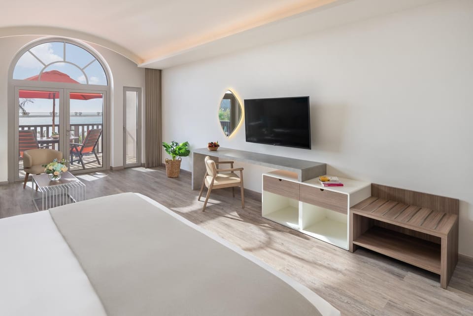 Bed, TV and multimedia, View (from property/room), Living room, Photo of the whole room, Seating area, Bedroom