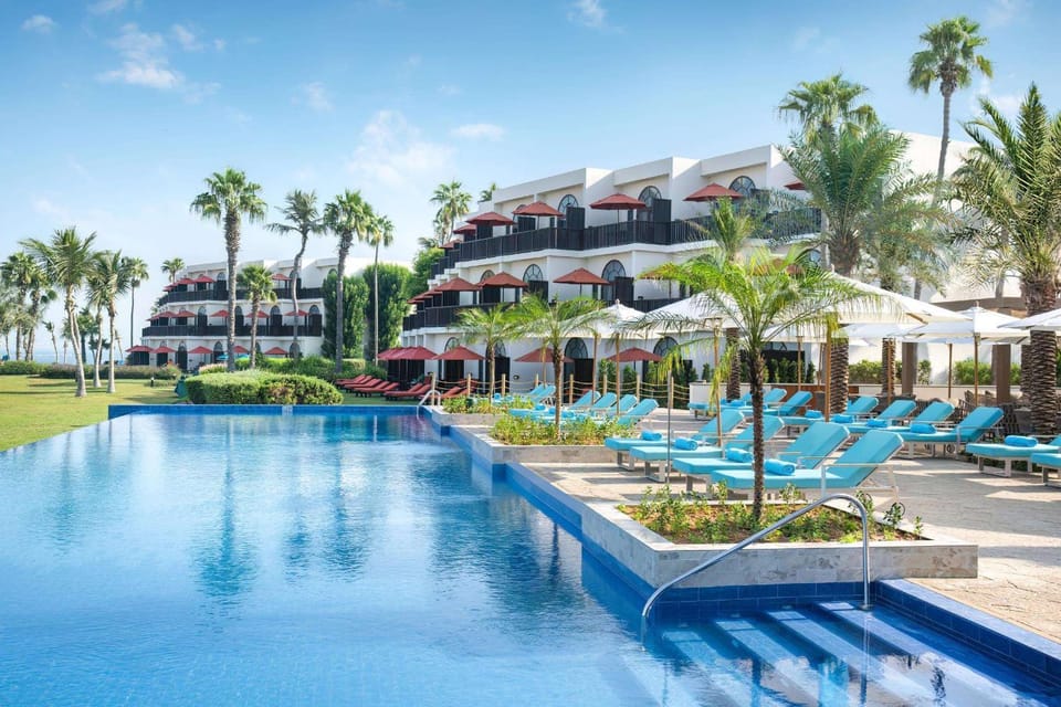 Property building, Day, Pool view, Swimming pool, sunbed