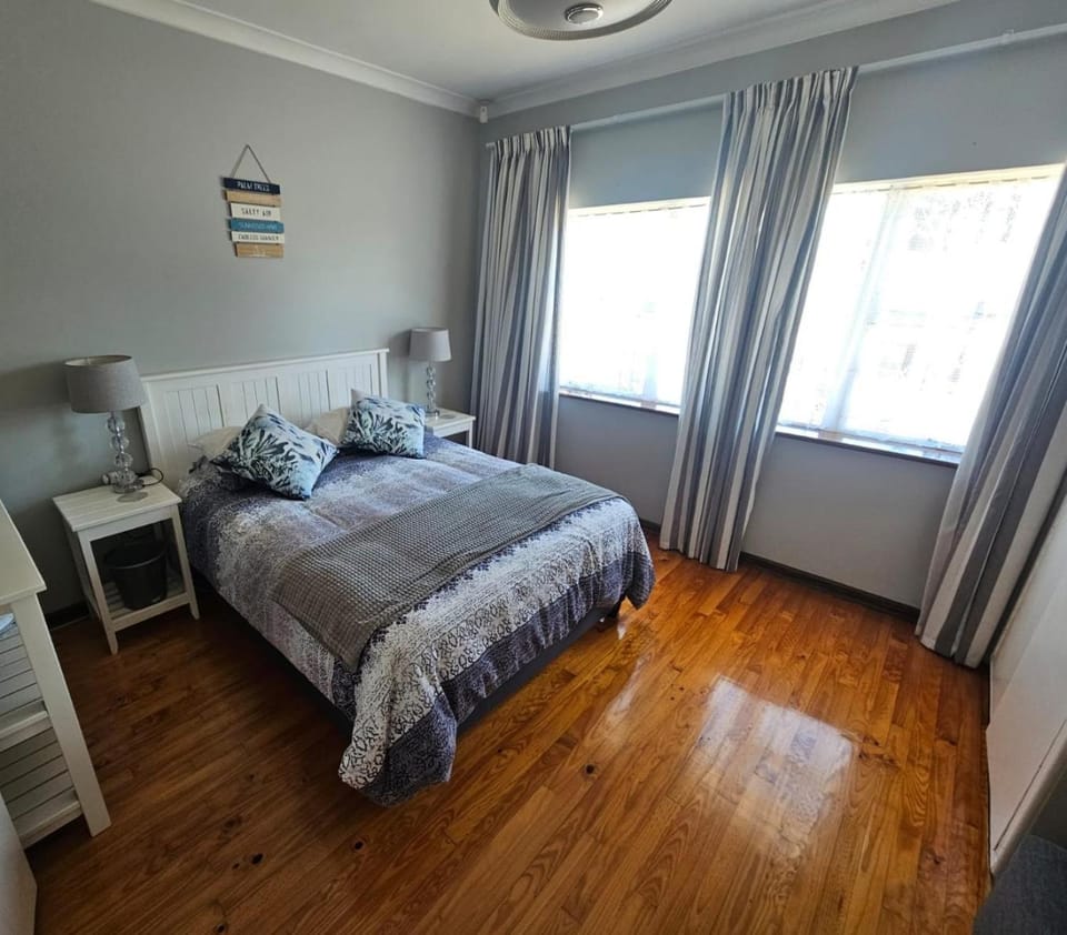 Bed, Bedroom, fireplace, internet