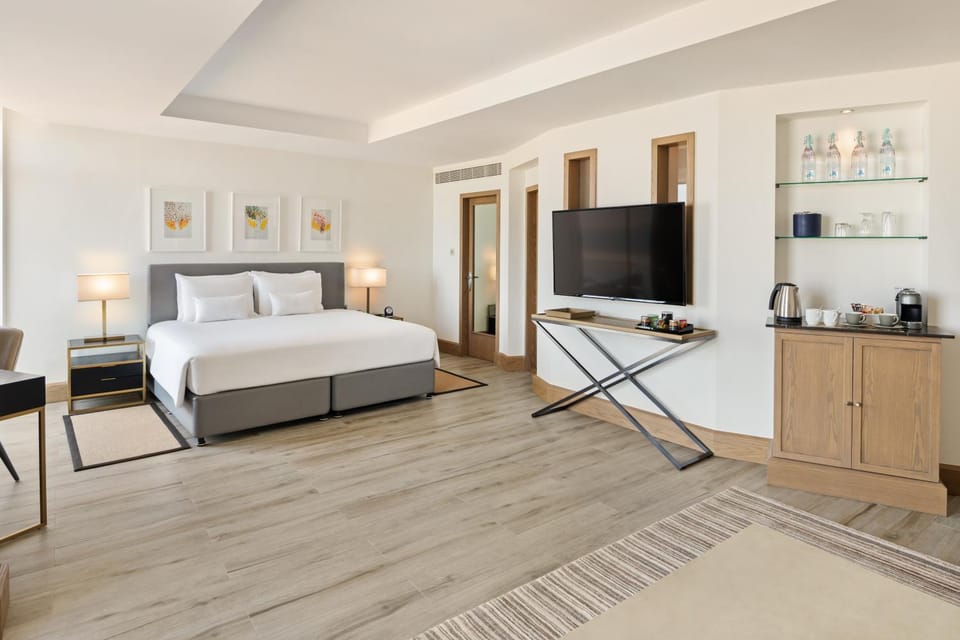 Bed, TV and multimedia, Photo of the whole room