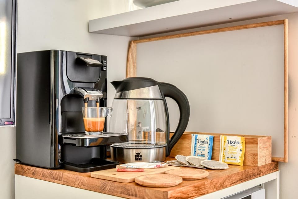 Coffee/tea facilities, microwave