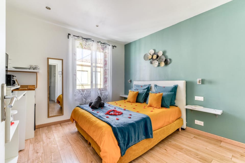 Bed, Photo of the whole room, Seating area, Bedroom, towels