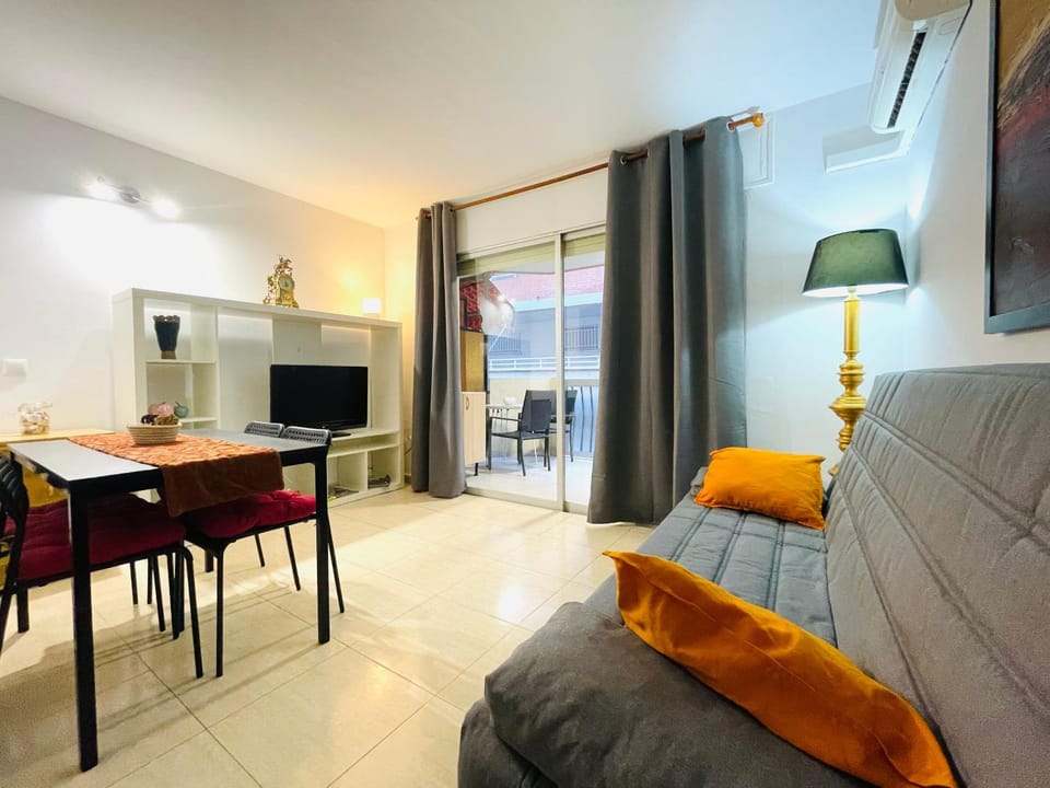 Renovado apartamento en zona residencial a pasos del mar Apartment in Salou