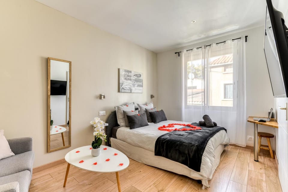 Bed, TV and multimedia, Photo of the whole room, Bedroom