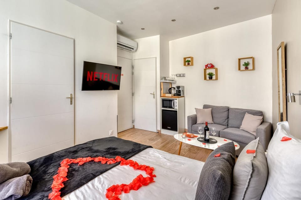 Bed, TV and multimedia, Photo of the whole room, Seating area, Bedroom, air conditioner