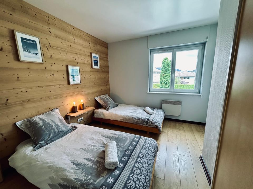 Photo of the whole room, Bedroom, concierge
