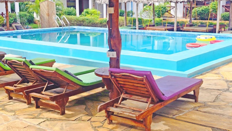 Swimming pool, sunbed