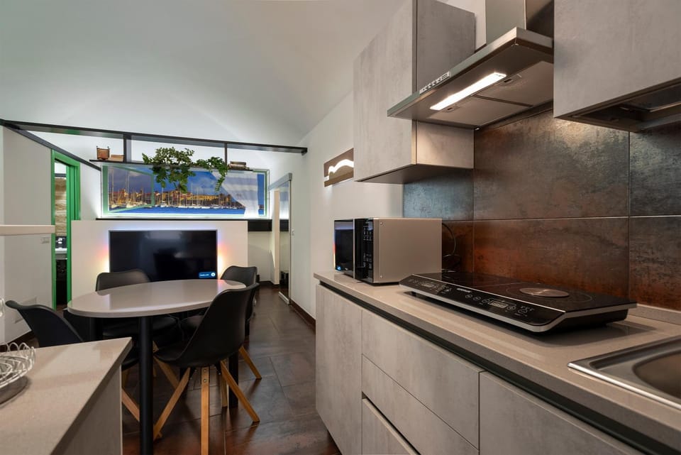 Kitchen or kitchenette, minibar, stove