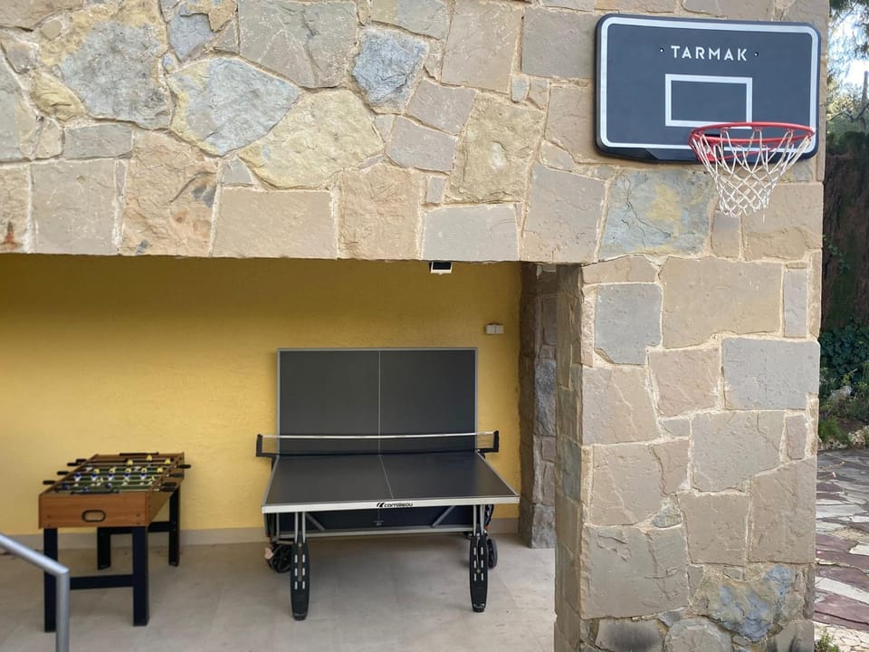 Game Room, Entertainment