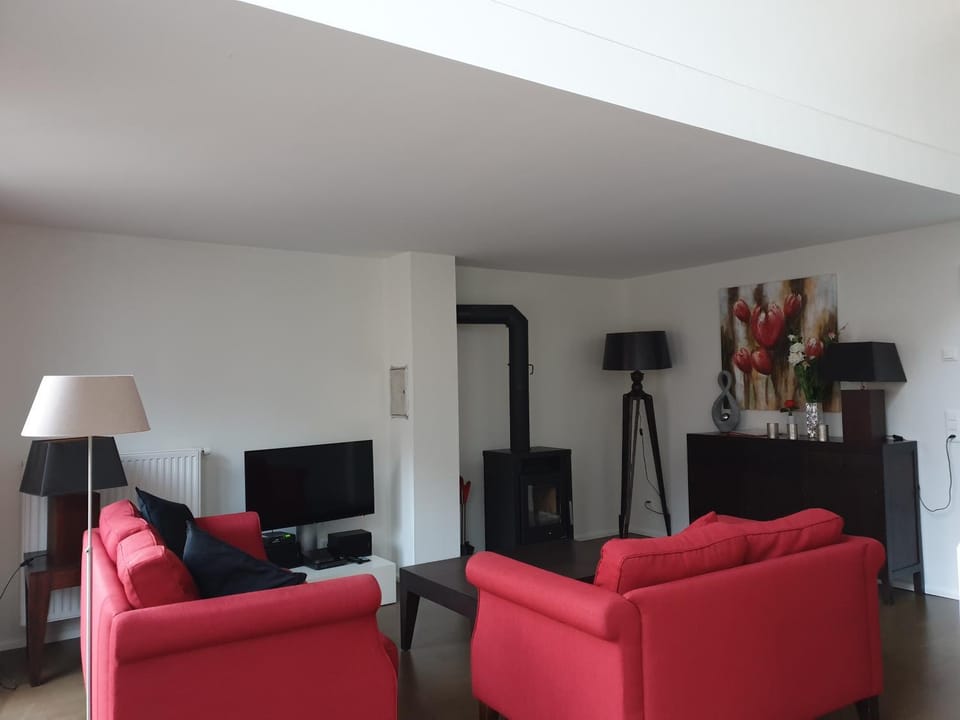 Communal lounge/ TV room, TV and multimedia, Living room, Seating area, Evening entertainment