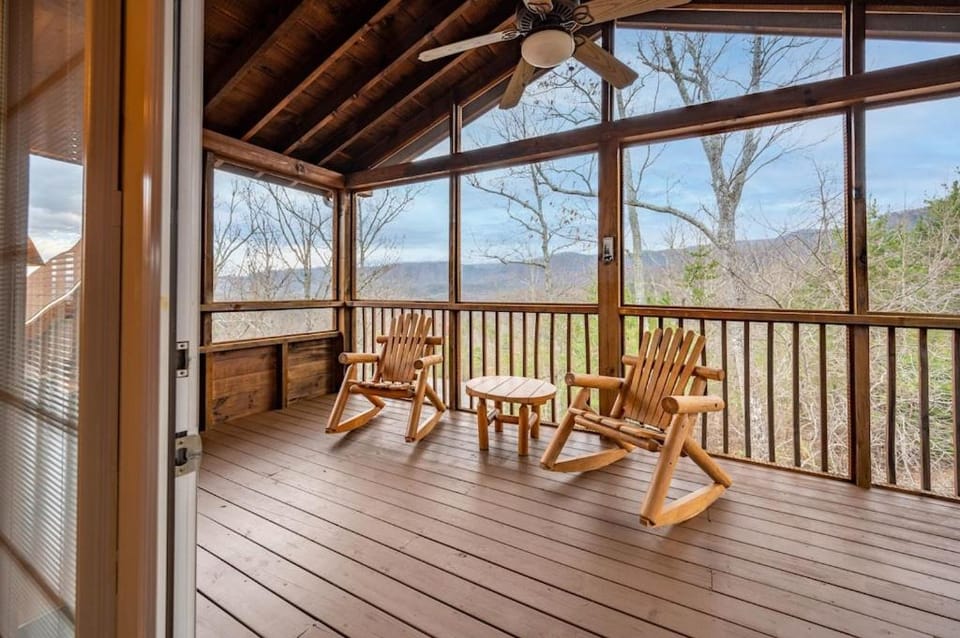 Breathtaking Views No-Stair Entry, Hot Tub, Pool Table & Seasonal Pool Access House in Sevier County