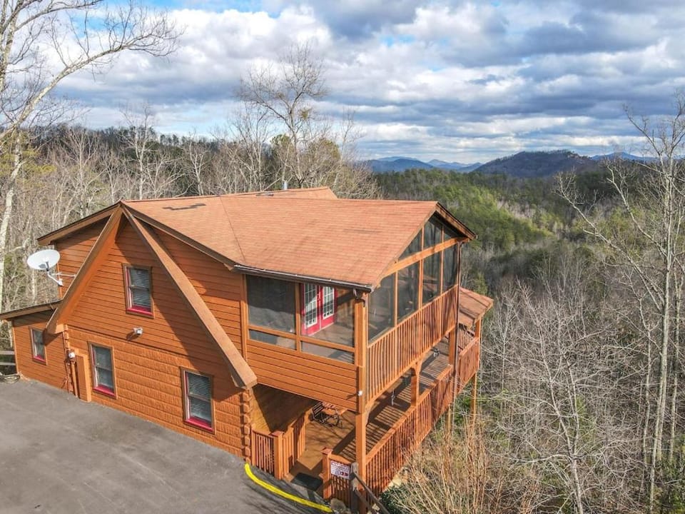 Breathtaking Views No-Stair Entry, Hot Tub, Pool Table & Seasonal Pool Access House in Sevier County