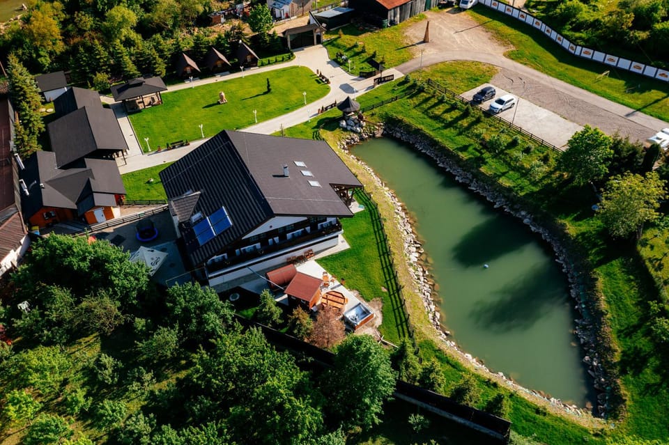 Property building, Day, Natural landscape, Bird's eye view, Garden, Lake view