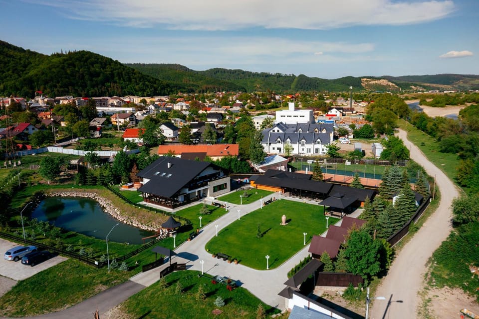 Property building, Day, Bird's eye view, Garden, Mountain view