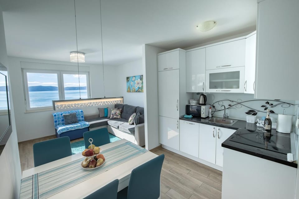 Kitchen or kitchenette, Dining area, Communal kitchen