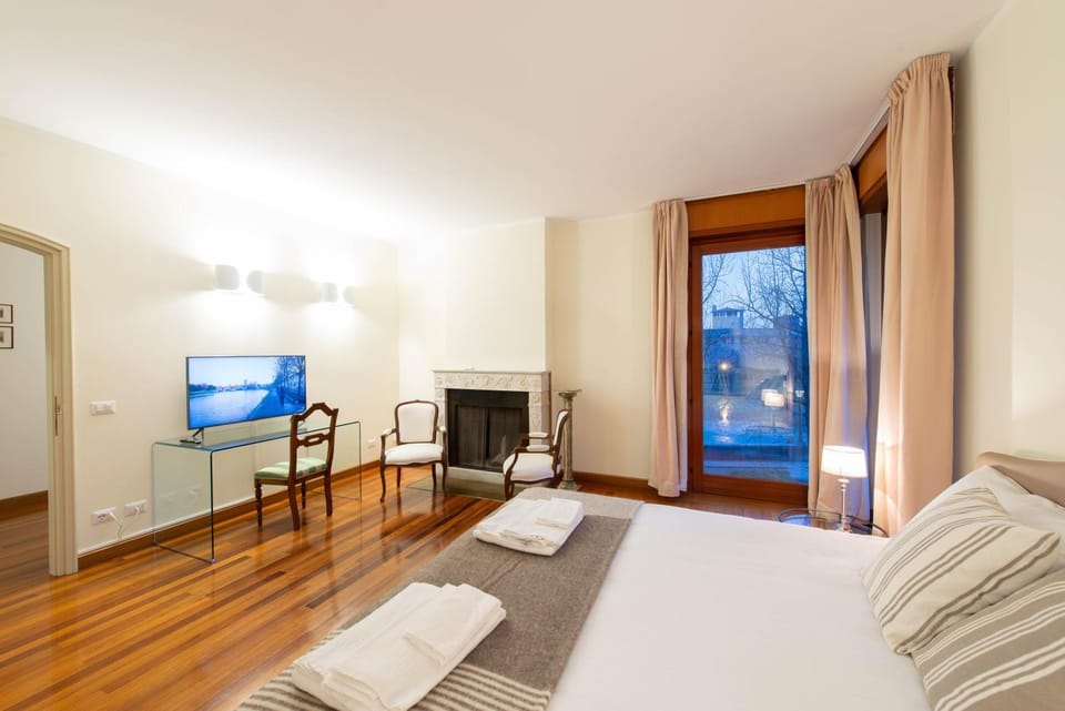 View (from property/room), Decorative detail, Bedroom, Landmark view, River view