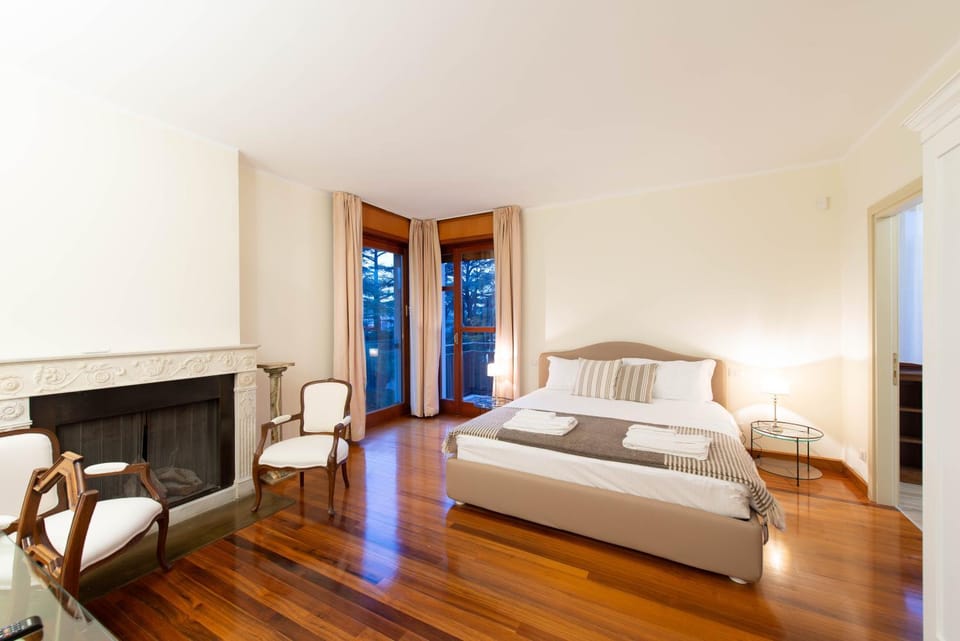 Decorative detail, Bedroom, Landmark view, River view