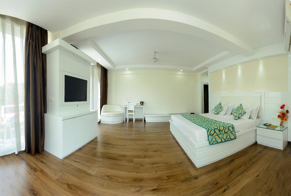 Bed, TV and multimedia, Living room, Photo of the whole room, Seating area, Bedroom