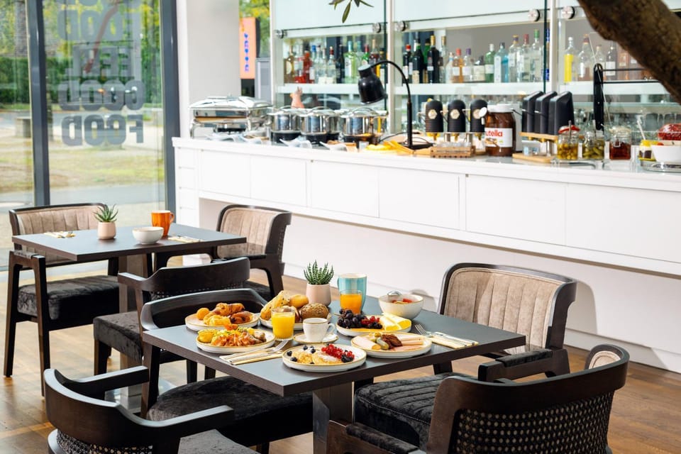 Restaurant/places to eat, Garden, View (from property/room), Food and drinks, Dining area, Swimming pool, Breakfast