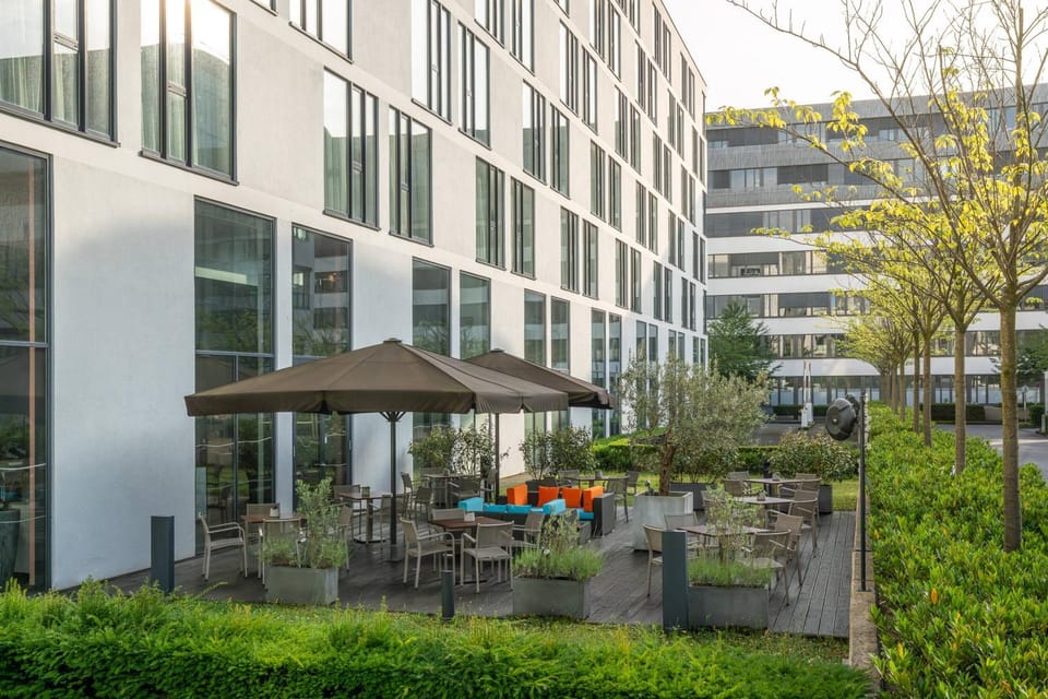 Restaurant/places to eat, Garden, Balcony/Terrace, Dining area