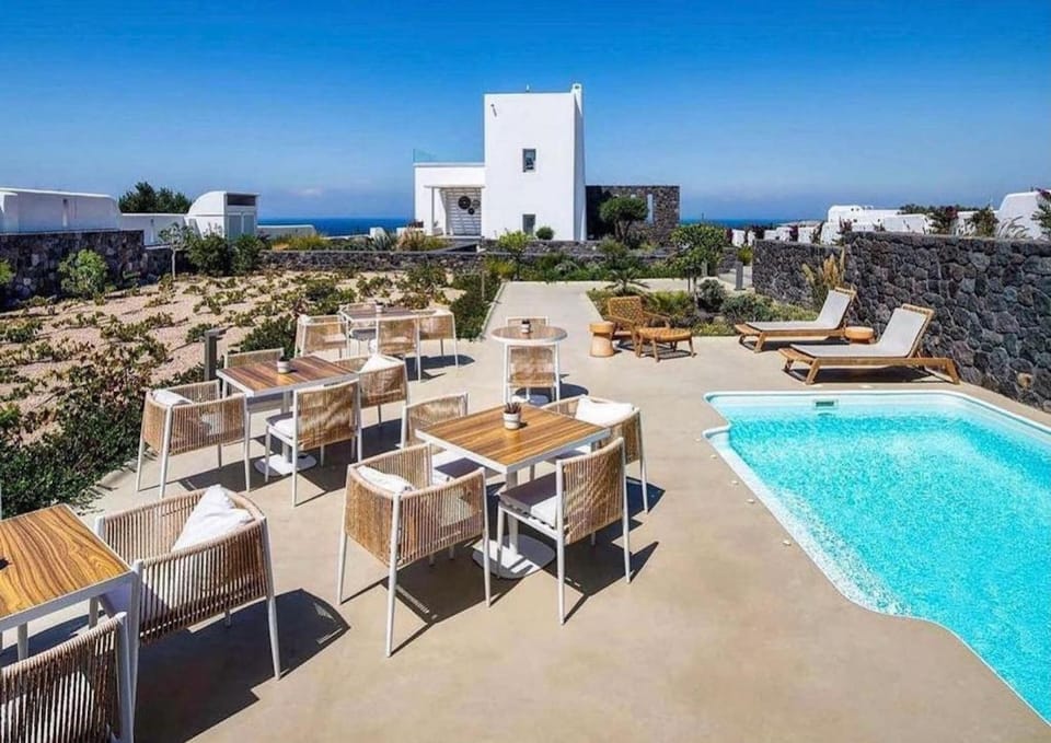 Property building, Patio, Restaurant/places to eat, Day, Seating area, Pool view, Swimming pool, sunbed